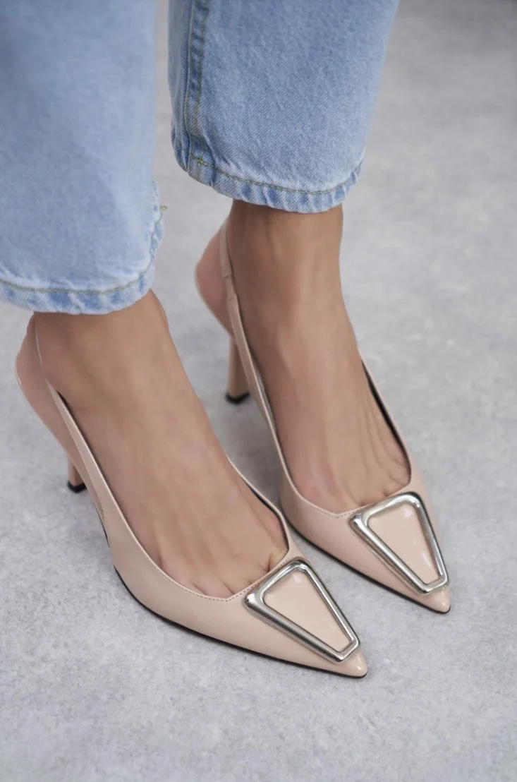 nude γοβα με λεπτο τακούνι χαμηλό