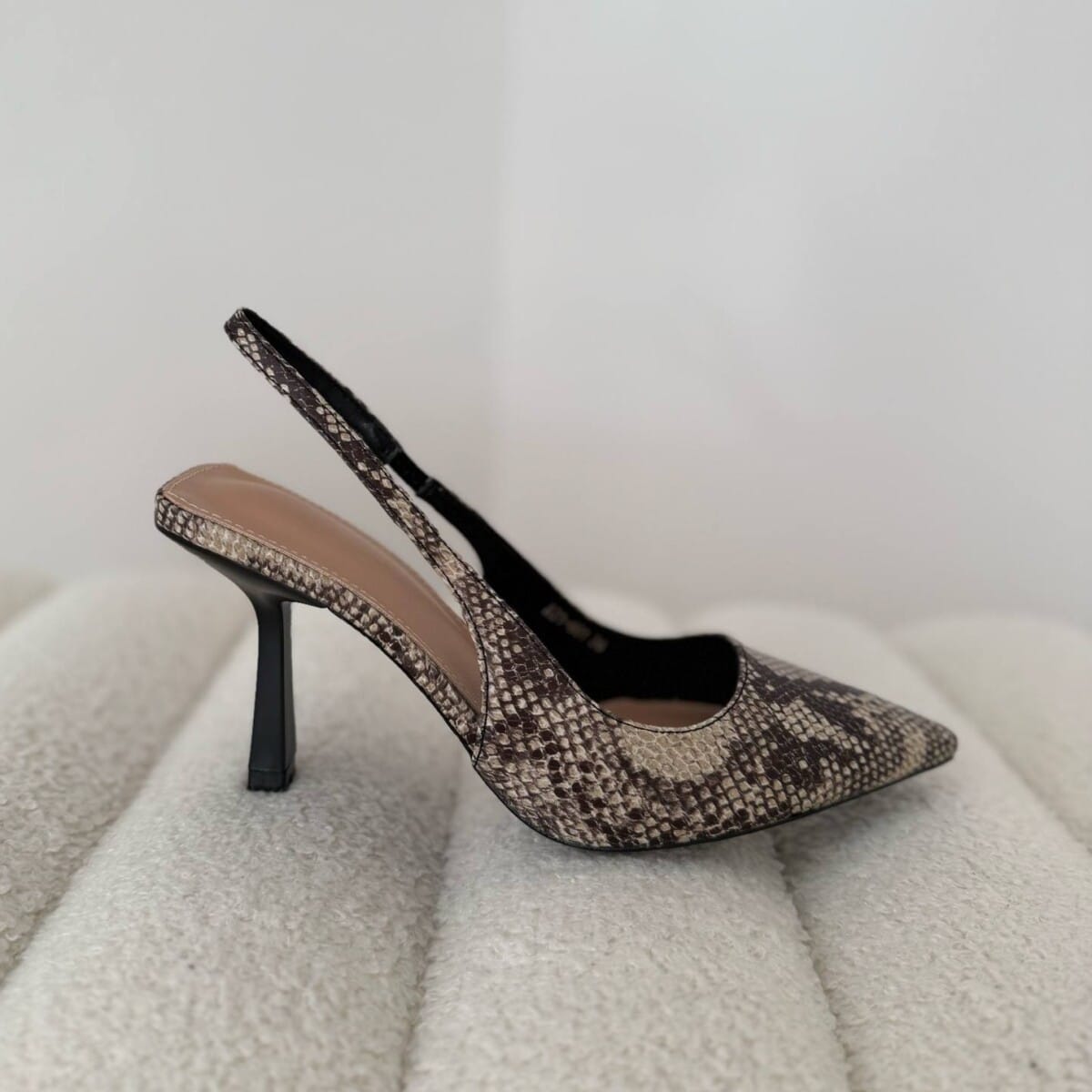 ανετη και στυλατη γοβα φιδι