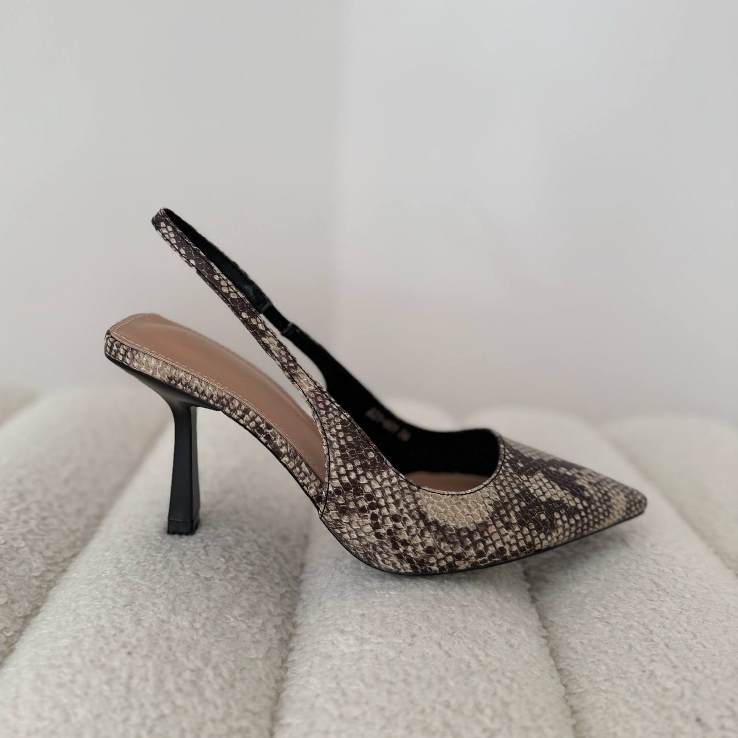 ανετη και στυλατη γοβα φιδι