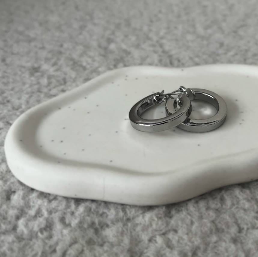 ατσαλινα οικονομικα σκουλαρικια κρικοι σε ασημι αποχρωση