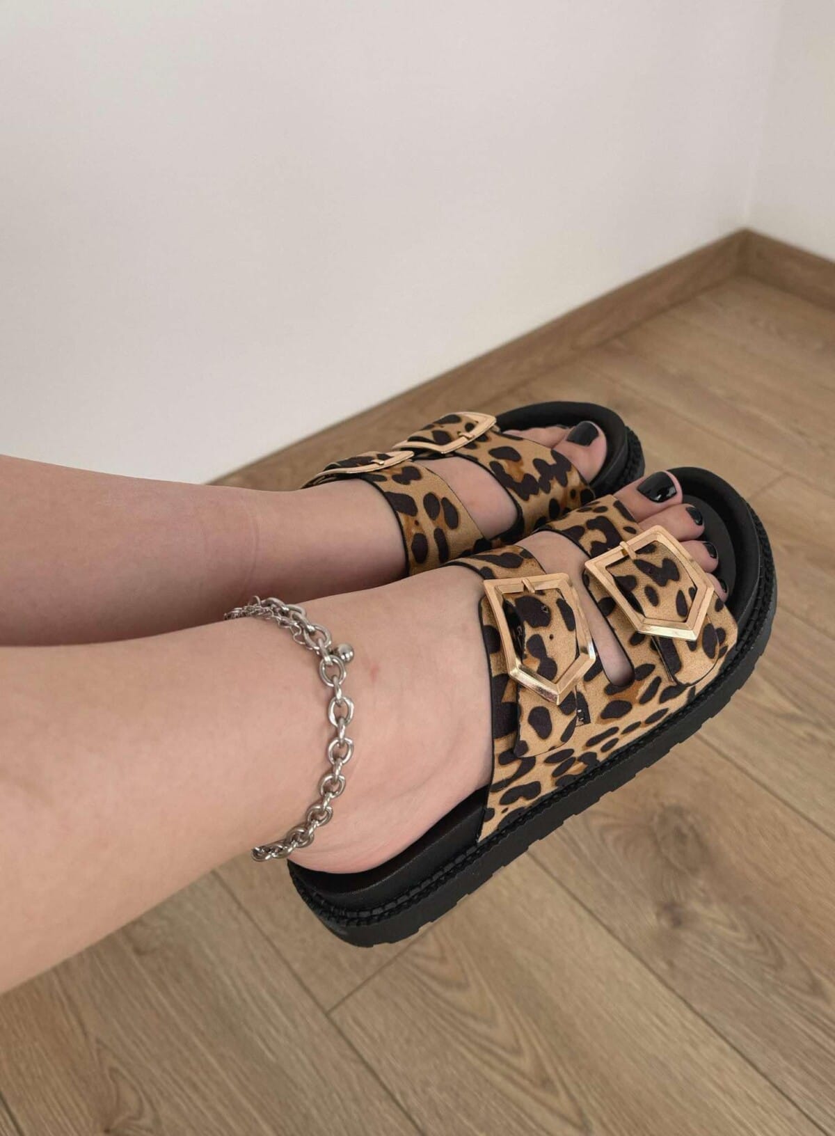 φορεσε τισ λεοπαρ παντοφλεσ σου απο το πρωί μέχρι το βράδυ με ενα τζιν σορτσάκι