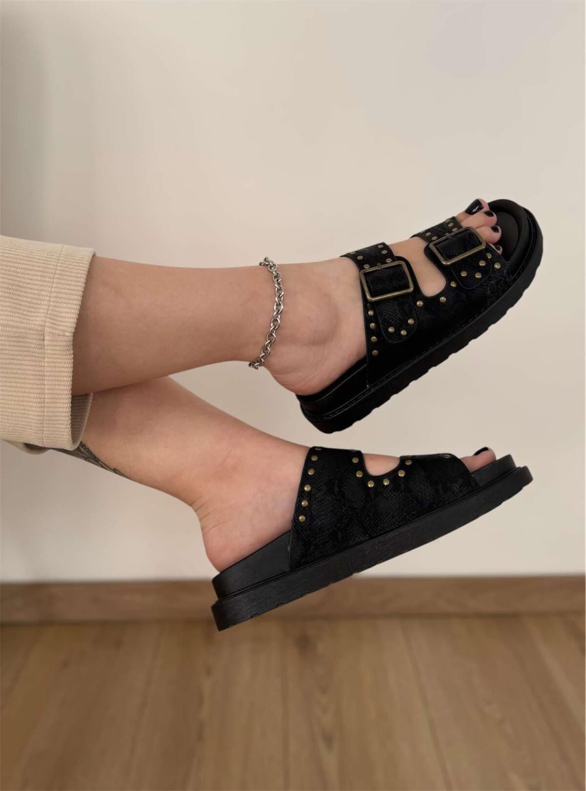 μαυρα σανδαλια με χρυσα τρουκς ιδανικα για τισ καλοκαιρινέσ σασ βόλτες