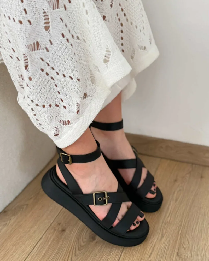 σανδάλια δίπατα με λουράκια