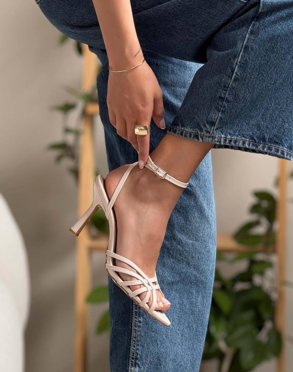 αν εισαι νυφη ή καλεσμενη σε γαμο ή βαφτιση αυτο το μπεζ πεδιλο ειναι το ιδανικο.