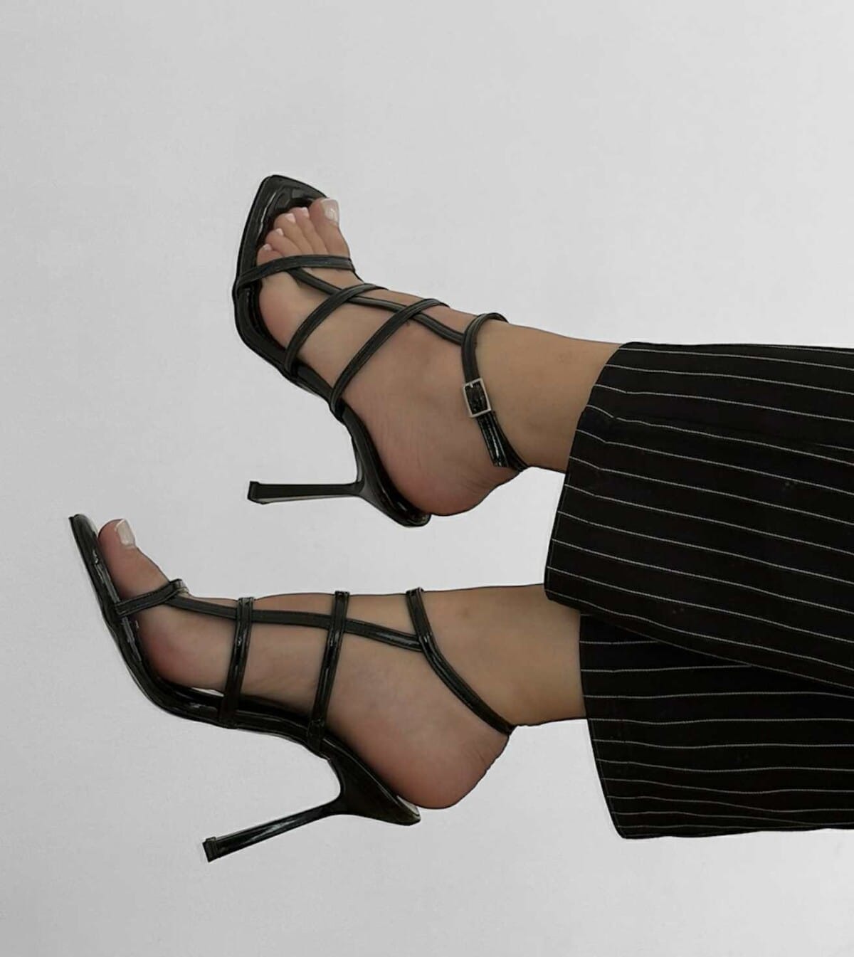 εντυπωσιασε με αυτα τα μαυρα πεδιλα με λωριδες και δεν θα περασεις απαρατηρητη