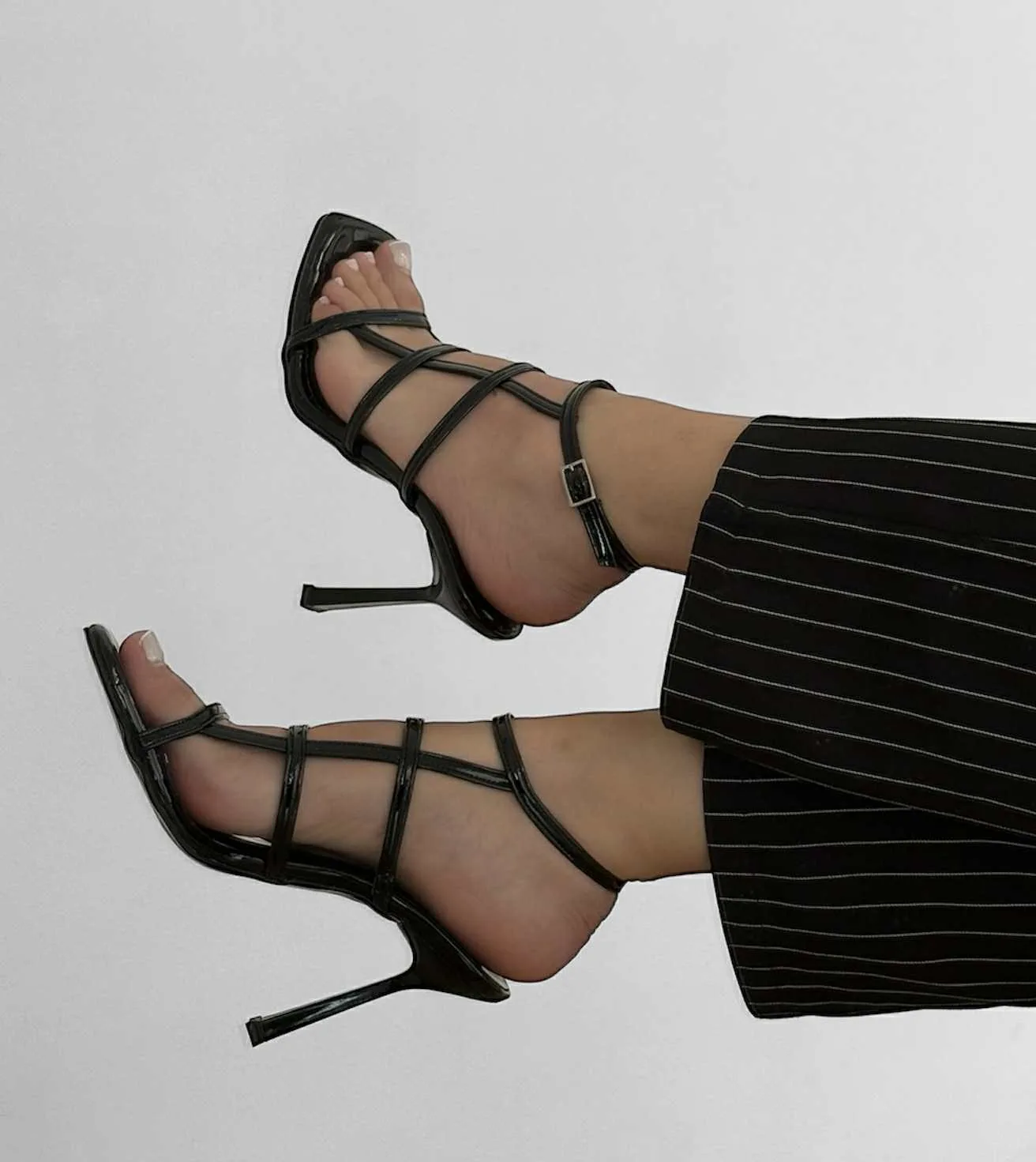 εντυπωσιασε με αυτα τα μαυρα πεδιλα με λωριδες και δεν θα περασεις απαρατηρητη