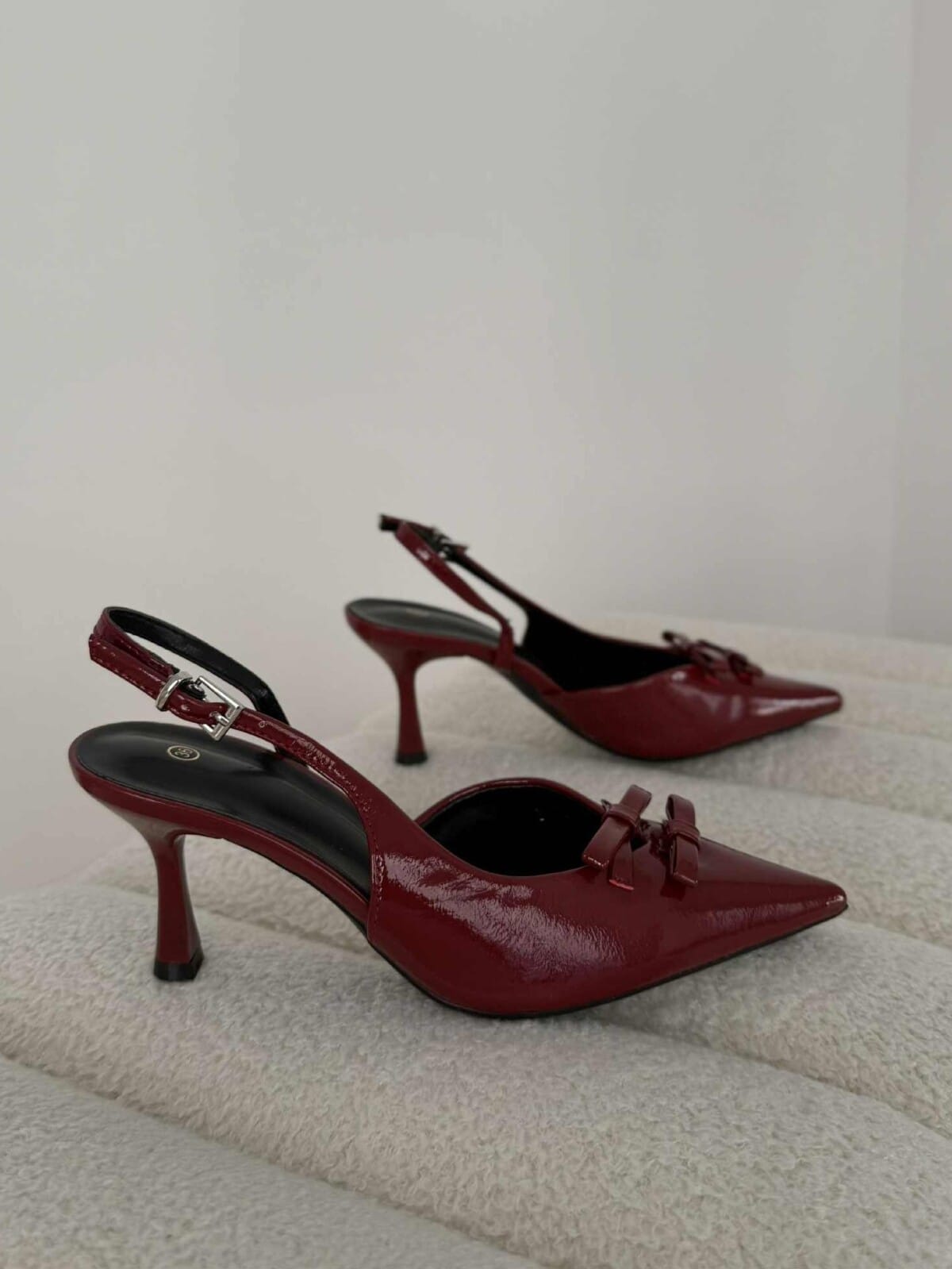 μυτερή γόβα slingback με φιογκάκια