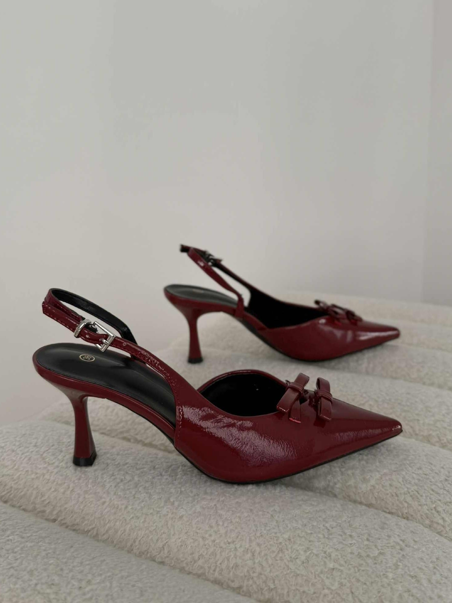 μυτερή γόβα slingback με φιογκάκια