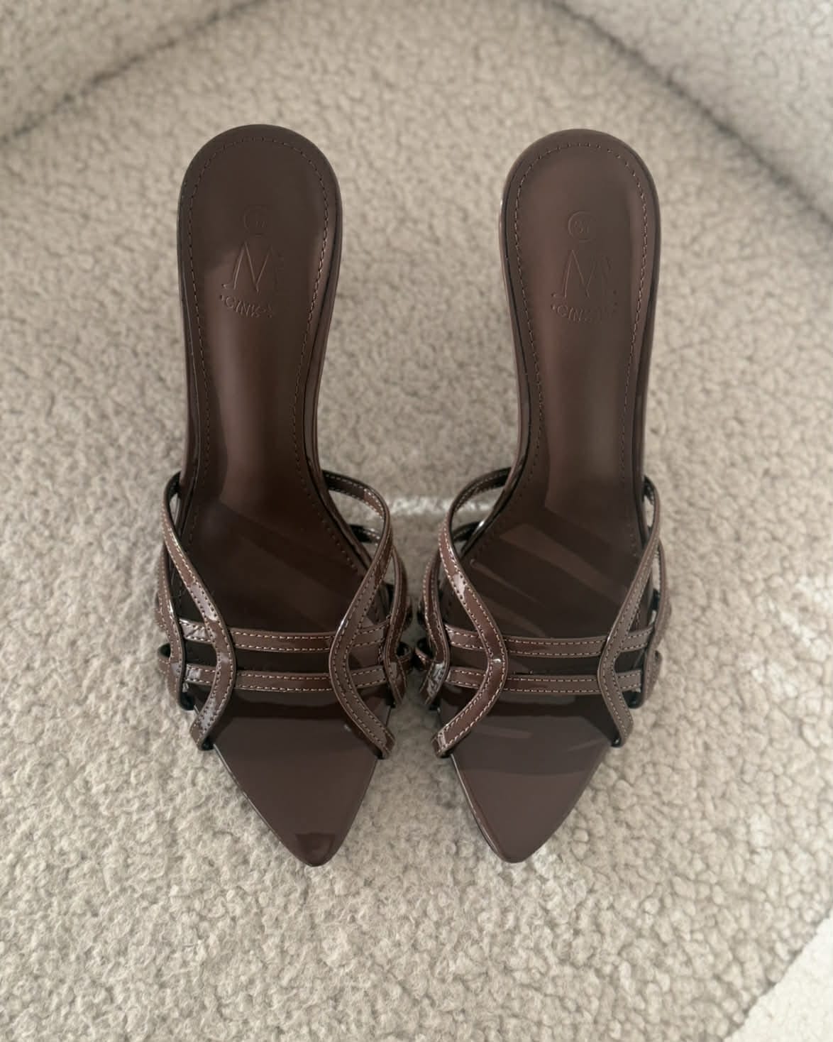 καφέ mules