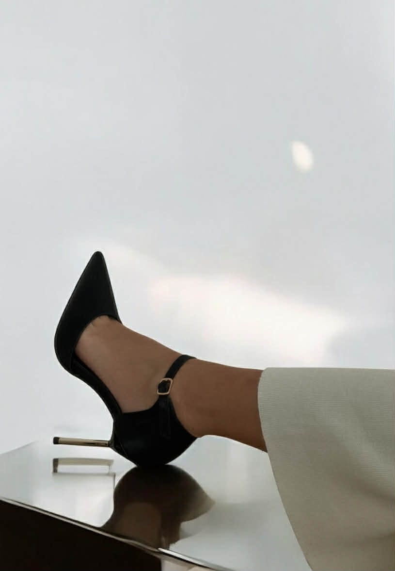 μαύρες γόβες με χρυσό τακούνι