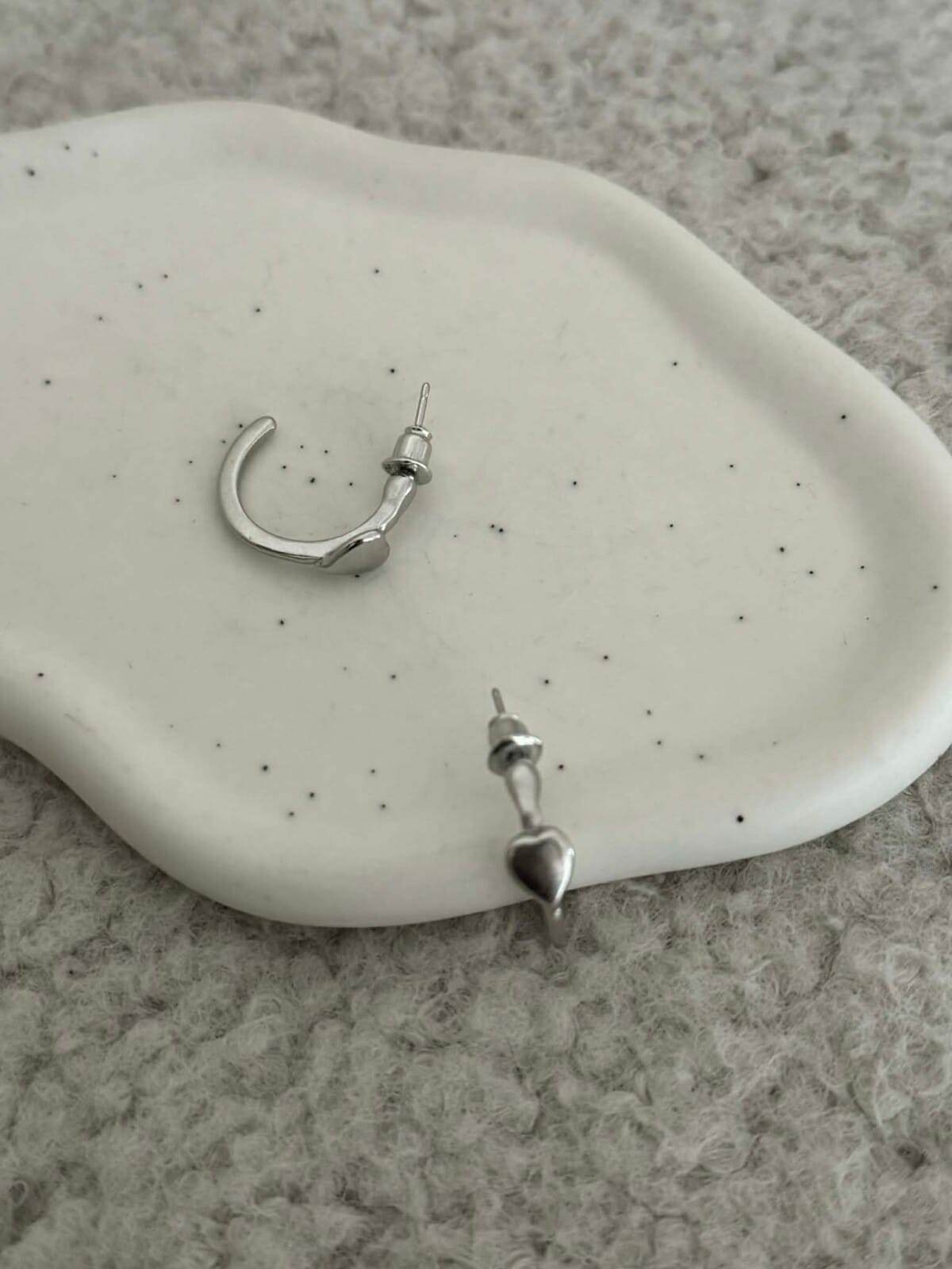 σκουλαρίκια ασημί με λεπτομέρεια καρδούλα