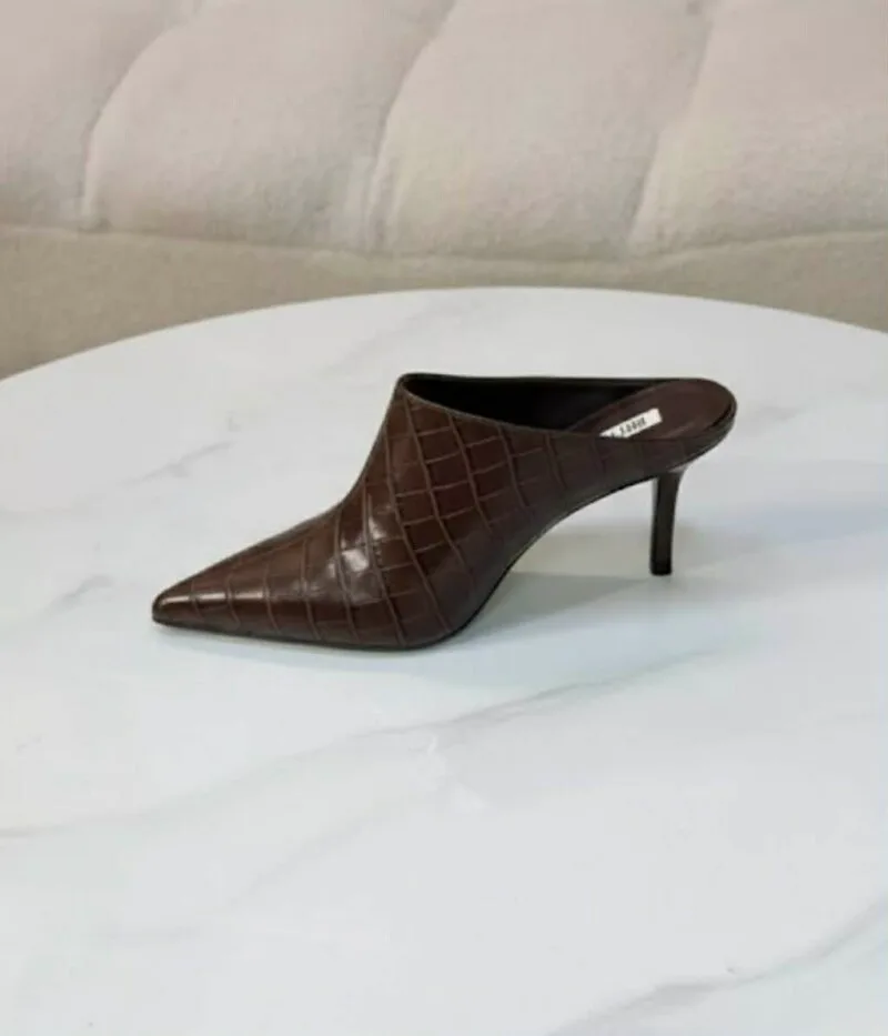 μυτερά καφέ mules κροκό