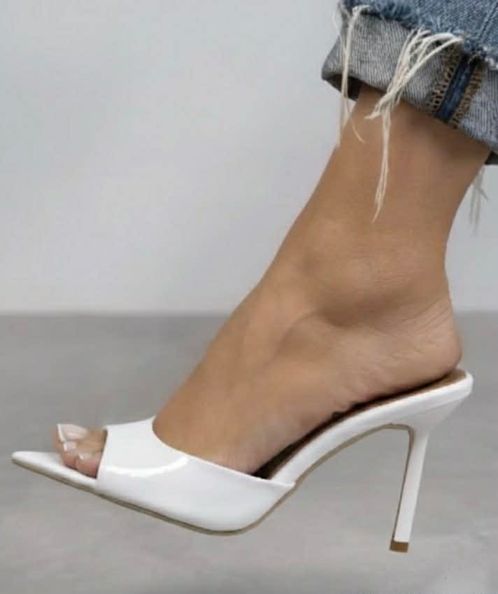 λευκο λουστρίνι mules με τακούνι