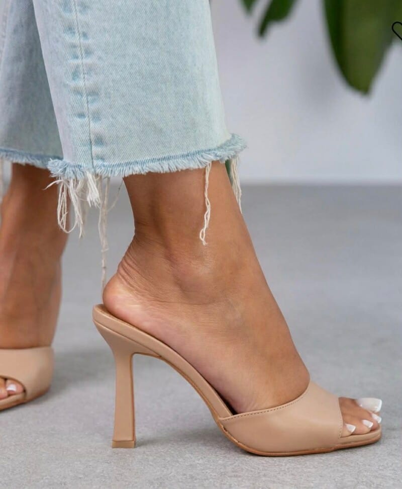 δερμάτινα mules με τακούνι σε μπεζ χρώμα