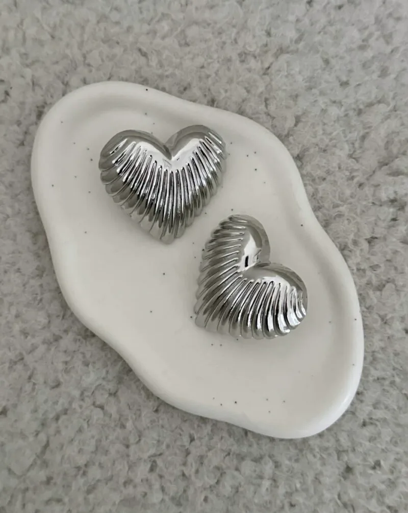 μοντέρνα σκουλαρίκια σε σχήμα καρδιάς