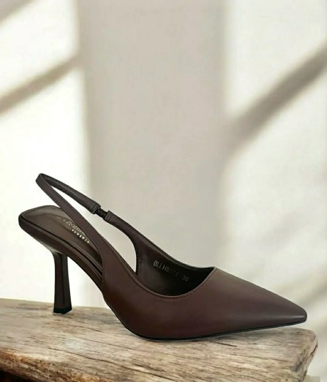 καφέ μυτερές γόβες slingback