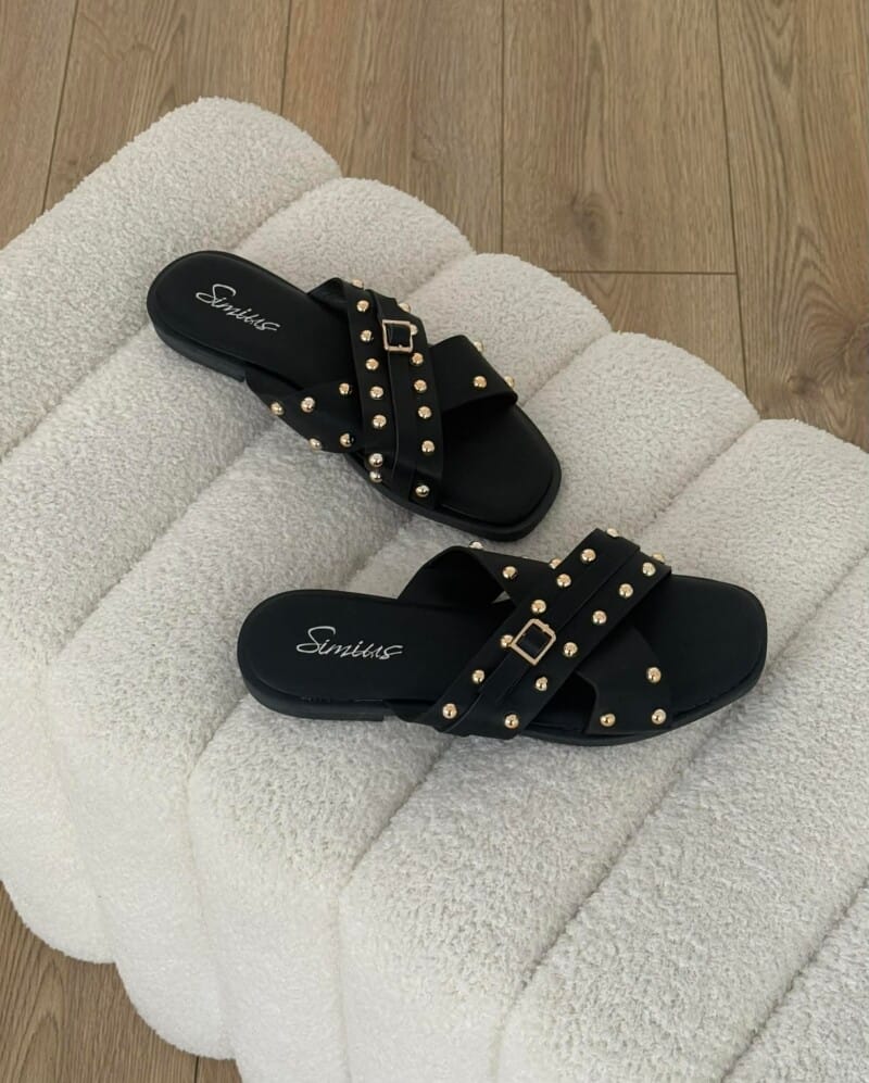 σανδάλια φλατ με χρυσά τρουκς για πιο ροκ στυλ