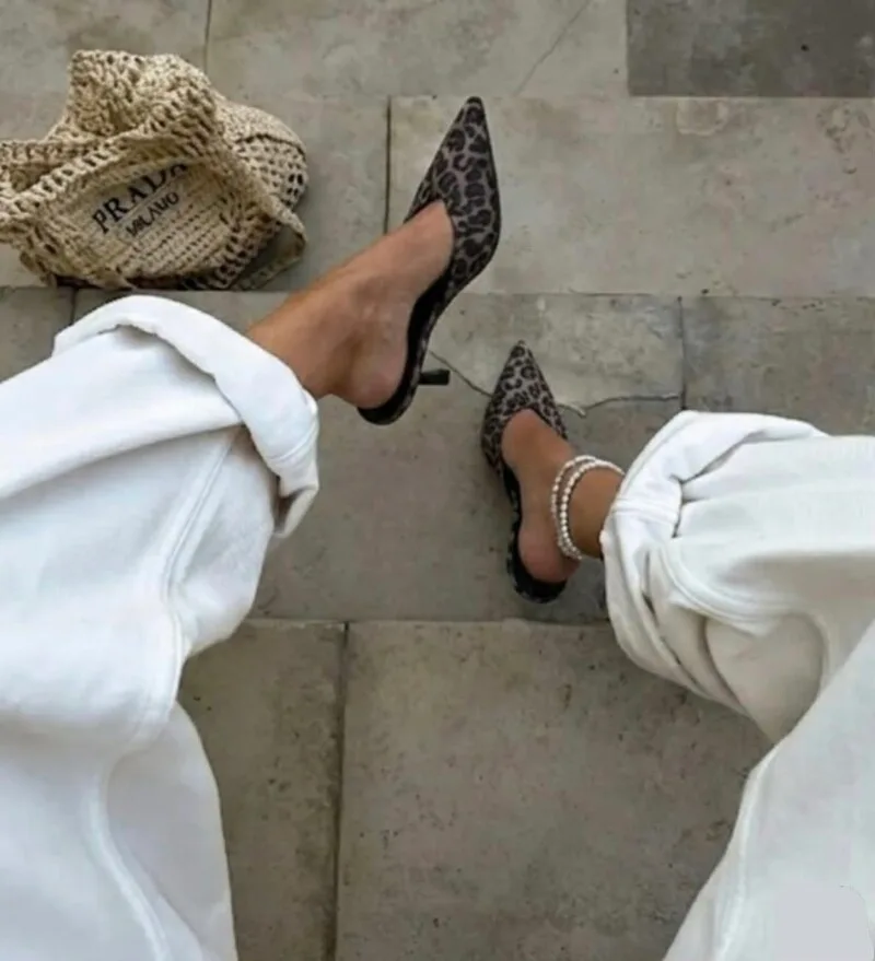 μυτερα λεοπαρ mules με χαμηλό τακούνι